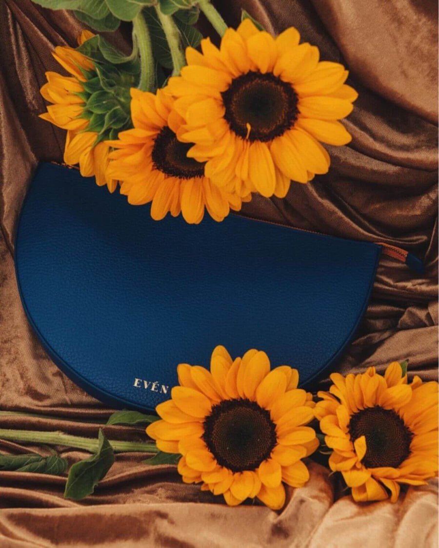 Leyza clutch in dark blue leather by even-online.