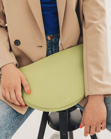 Hellgrüne Clutch von LEYZA