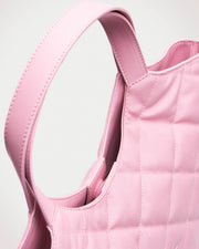 View of the handle and the magnetic clasp of Anne Large pink tote bag by even-online. 