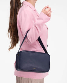Rhea messenger in dark blue leather by even-online.