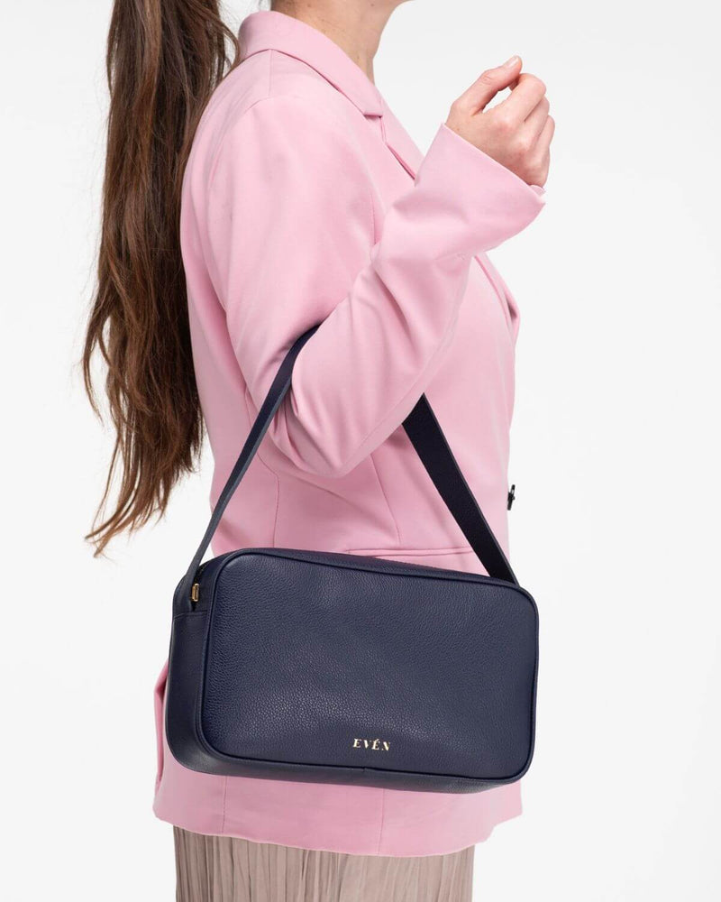 Rhea messenger in dark blue leather by even-online.