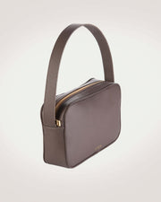 Side view of Rhea messenger bag in taupe leather by even-online.