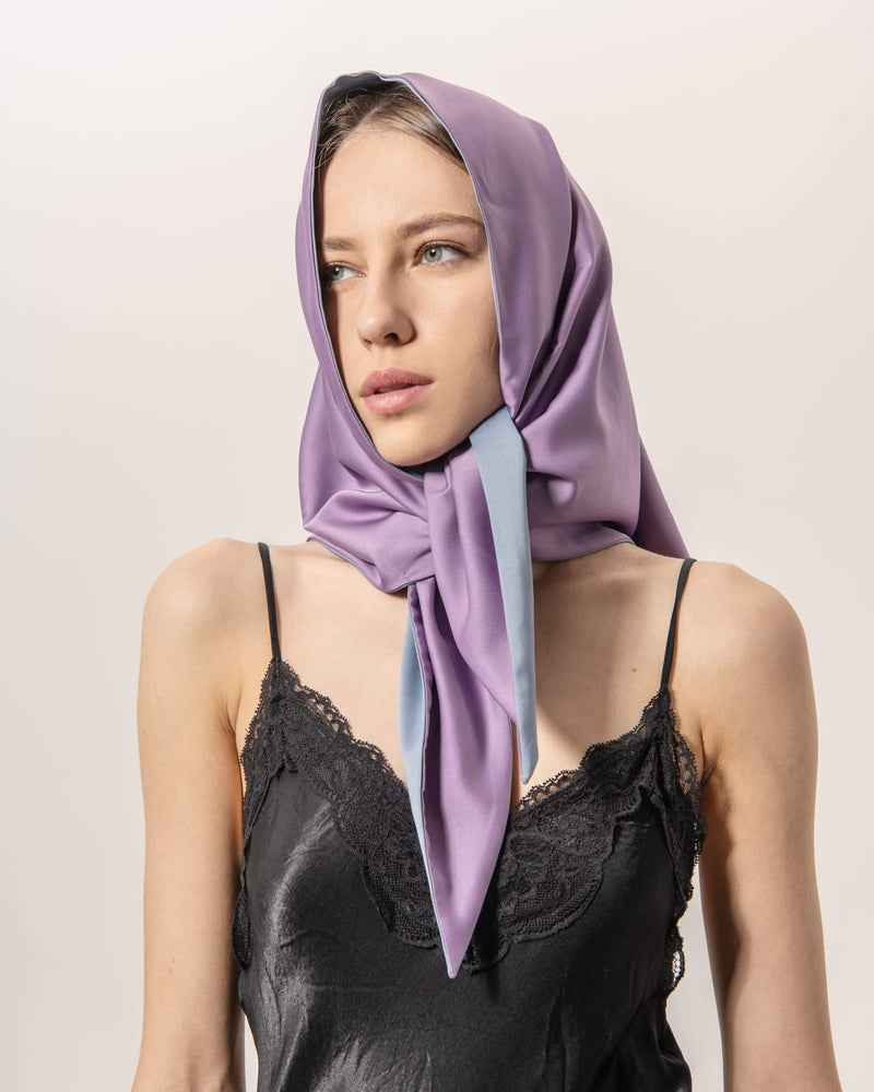 Anna Doppelseitiges Satin-Kopftuch Lila und Blauer Himmel